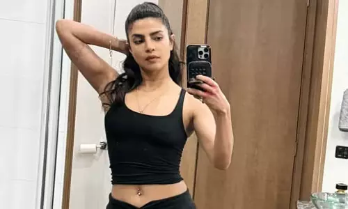 Priyanka Chopra ने नई मिरर सेल्फी में इंटरनेट पर धूम मचा दी Priyanka Chopra ने नई मिरर सेल्फी में इंटरनेट पर धूम मचा दी