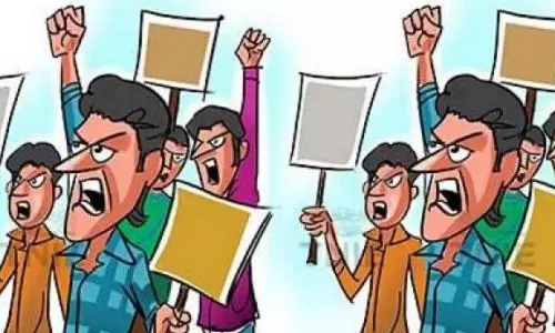 NINL के विस्थापित परिवारों का विरोध प्रदर्शन तीसरे दिन भी जारी NINL के विस्थापित परिवारों का विरोध प्रदर्शन तीसरे दिन भी जारी