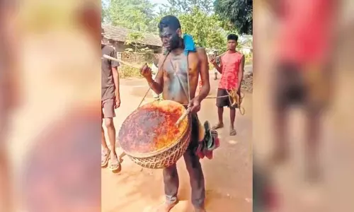 Odisha में नाबालिग से बलात्कार की कोशिश करने वाले व्यक्ति को ग्रामीणों ने अपमानित किया