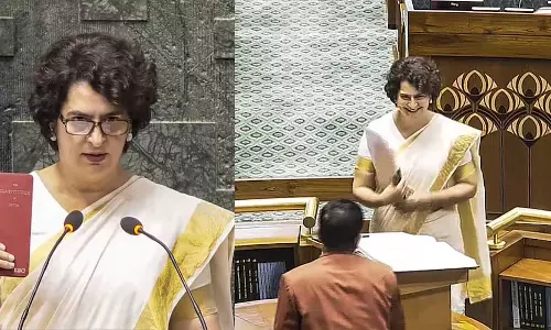 Kerala की साड़ी पहनकर प्रियंका गांधी ने लोकसभा में वायनाड सांसद के रूप में शपथ ली Kerala की साड़ी पहनकर प्रियंका गांधी ने लोकसभा में वायनाड सांसद के रूप में शपथ ली