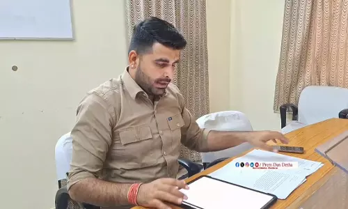 Barmer: विधायक रविंद्र भाटी ने भ्रष्ट कर्मचारियों के सबूत पेश किए Barmer: विधायक रविंद्र भाटी ने भ्रष्ट कर्मचारियों के सबूत पेश किए