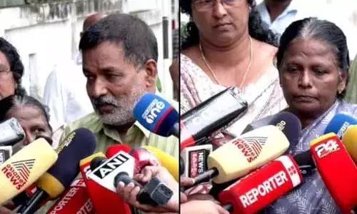 Kerala : नर्सिंग छात्रा की मौत सीएम से मुलाकात के बाद माता-पिता ने कहा Kerala : नर्सिंग छात्रा की मौत सीएम से मुलाकात के बाद माता-पिता ने कहा