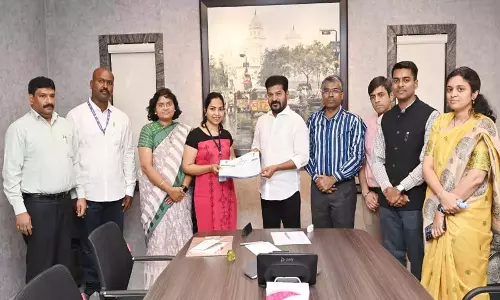 CM रेवंत रेड्डी ने सर्वेक्षण के दौरान अधिकारियों के साथ विवरण साझा किया CM रेवंत रेड्डी ने सर्वेक्षण के दौरान अधिकारियों के साथ विवरण साझा किया