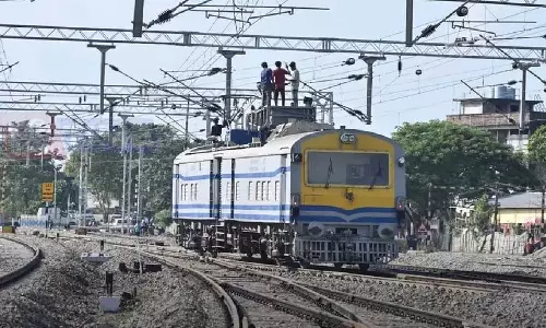 Assam : एनएफ रेलवे आगे बढ़ा, 66 प्रतिशत से अधिक नेटवर्क विद्युतीकृत हरित भविष्य का लक्ष्य Assam : एनएफ रेलवे आगे बढ़ा, 66 प्रतिशत से अधिक नेटवर्क विद्युतीकृत हरित भविष्य का लक्ष्य