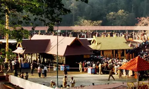 सबरीमाला के आंगन में नारियल फोड़ने और हल्दी छिड़कने की अनुमति नहीं: HC सबरीमाला के आंगन में नारियल फोड़ने और हल्दी छिड़कने की अनुमति नहीं: HC