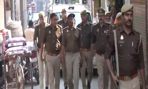 UP: सर्वे को लेकर संभल में हिंसा के बाद पुलिस ने शाही जामा मस्जिद के पास फ्लैग मार्च किया