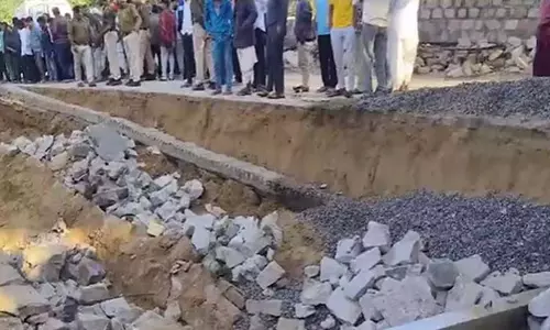 निर्माण कार्य के दौरान हादसा, दीवार का मलबा गिरने से 3 मजदूरों की मौत