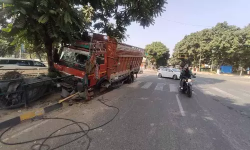 गोल चक्करों का निर्माण जल्द पूरा करें: DC