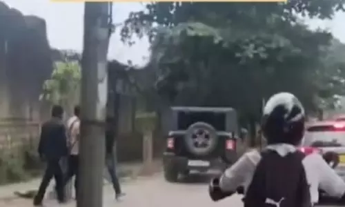 Bengaluru : ड्राइवर ने ट्रैफिक से बचने के लिए अपनी SUV फुटपाथ पर दौड़ाई, मामला दर्ज, वीडियो
