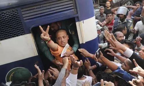 हिंदू संगठन ने Kolkata में बांग्लादेश उप उच्चायोग तक विरोध मार्च निकाला