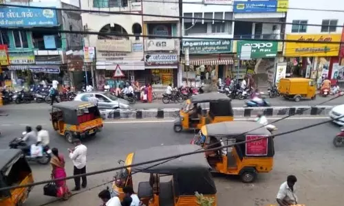 जब खोली मिठाई की दुकान.. अंदर से आई खर्राटों की आवाज.. समझिए मामला जब खोली मिठाई की दुकान.. अंदर से आई खर्राटों की आवाज.. समझिए मामला