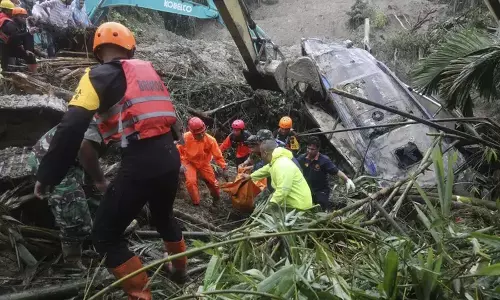 Indonesia के सुमात्रा द्वीप में बारिश के कारण हुए भूस्खलन में 7 लोगों की मौत Indonesia के सुमात्रा द्वीप में बारिश के कारण हुए भूस्खलन में 7 लोगों की मौत