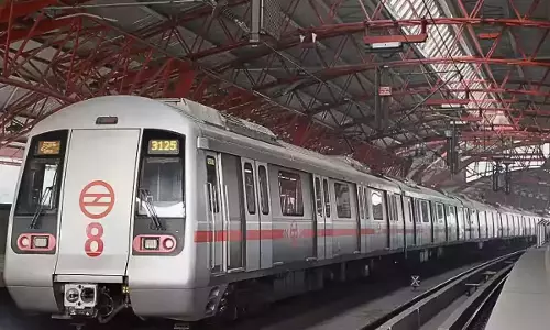 Viral Video: दिल्ली मेट्रो में यात्रियों के बीच जमकर गाली-गलौज