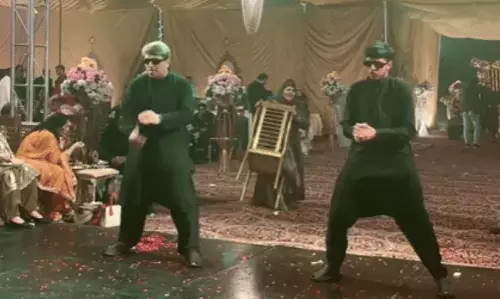 Viral video: पिता-पुत्र की जोड़ी ने सोनी दे नखरे गाने पर किया जमकर डांस, लोगों ने की तारीफ Viral video: पिता-पुत्र की जोड़ी ने सोनी दे नखरे गाने पर किया जमकर डांस, लोगों ने की तारीफ