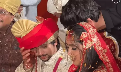 Viral video: दुल्हन की विदाई के दौरान दूल्हा भी लगा रोने, इंटरनेट पर लोगों की आई भावुक प्रतिक्रिया