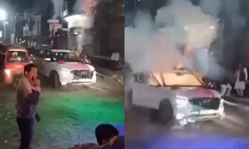 UP: शादी की कार में लगी आग, चौकाने वाला VIDEO हुआ वायरल