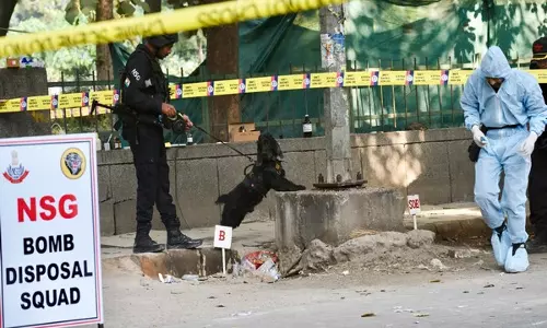 Delhi blast: जांच एजेंसियां मकसद तलाश रही, मौके से सफेद पाउडर बरामद Delhi blast: जांच एजेंसियां मकसद तलाश रही, मौके से सफेद पाउडर बरामद