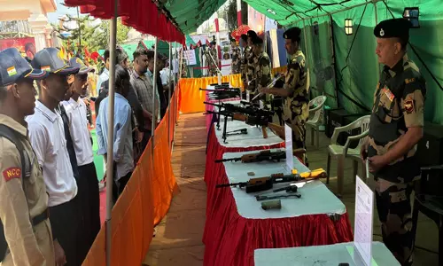 BSF ने त्रिपुरा विश्वविद्यालय में 60वें स्थापना दिवस के अवसर पर हथियारों का किया प्रदर्शन BSF ने त्रिपुरा विश्वविद्यालय में 60वें स्थापना दिवस के अवसर पर हथियारों का किया प्रदर्शन