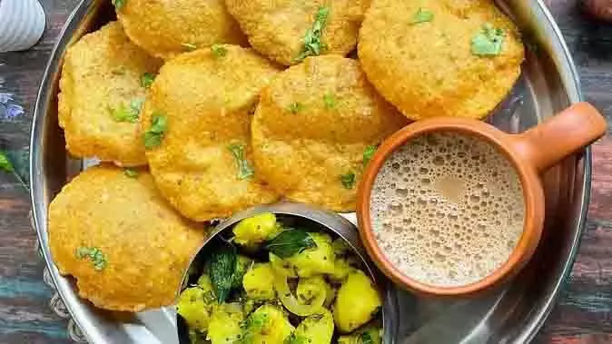 Breakfast Recipe: नाश्ते में बनाकर परोसें पूड़ी और आलू की सब्जी