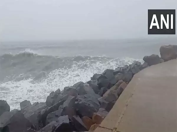 बंगाल की खाड़ी के ऊपर गहरे दबाव के चलते Chennai में ज्वार-भाटा और तेज़ हवाएँ चल रही