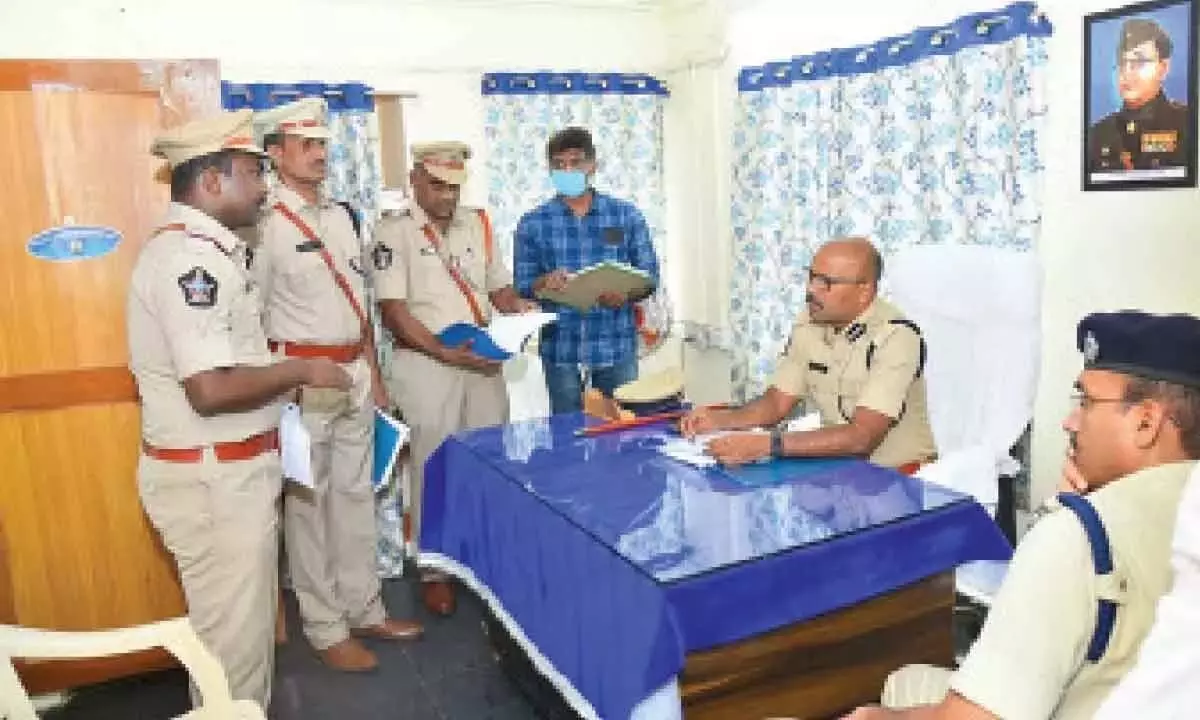 Andhra: डीआइजी इंस्पेक्टर बुडारायवलसा पुलिस स्टेशन