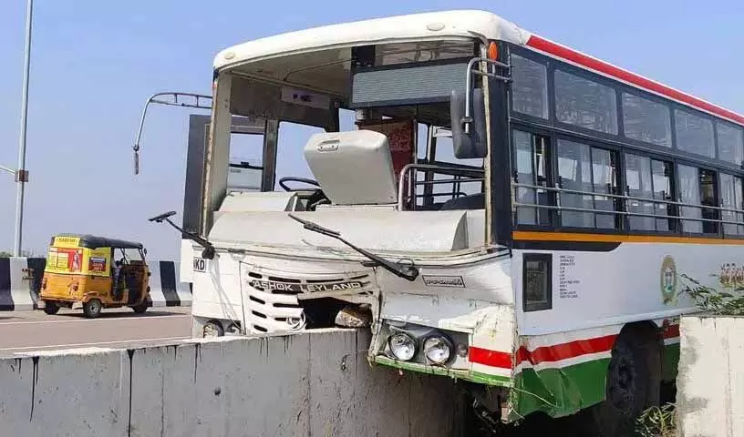 RTC बस के सड़क के मध्य भाग से टकराने से 20 यात्री घायल