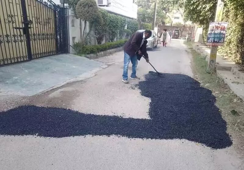 Amritsar: सड़क की मरम्मत और नवीनीकरण का काम शुरू