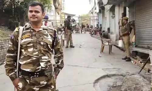 जुमे की नमाज से पहले पुलिस ने यूपी की शाही जामा मस्जिद के पास फ्लैग मार्च किया