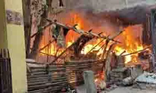 Bihar News: आग लगने से आठ घर जले, दो लाख  का नुकसान