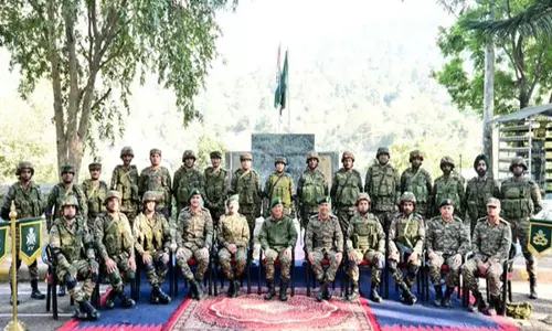 Jammu and Kashmir: व्हाइट नाइट कोर के जीओसी ने राजौरी में सुरक्षा की समीक्षा की Jammu and Kashmir: व्हाइट नाइट कोर के जीओसी ने राजौरी में सुरक्षा की समीक्षा की