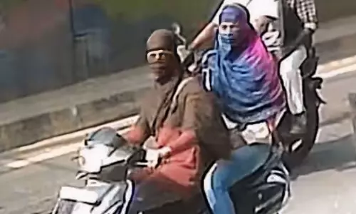 युवती ने चुराई मोबाइल, सीसीटीवी कैमरे में हुई कैद