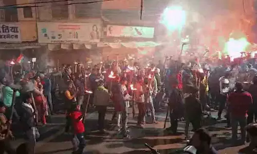 MP News: आतंकवाद के खिलाफ निकाला जा रहा था जुलूस,जलती मशालें पलटने से लगी आग
