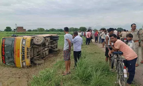 Kanpur: स्टेयरिंग फेल होने से अनियंत्रित हुई बस, झाड़ियों में पलटी Kanpur: स्टेयरिंग फेल होने से अनियंत्रित हुई बस, झाड़ियों में पलटी
