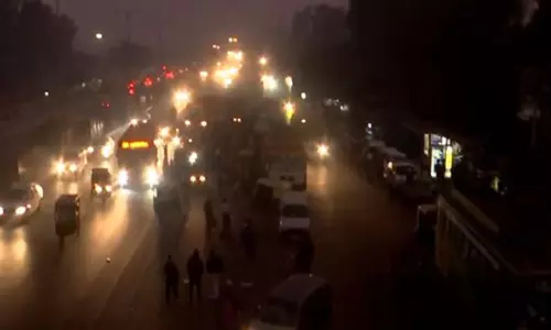 Delhi में वायु गुणवत्ता बहुत खराब बनी हुई, जिससे निवासियों को परेशानी हो रही है