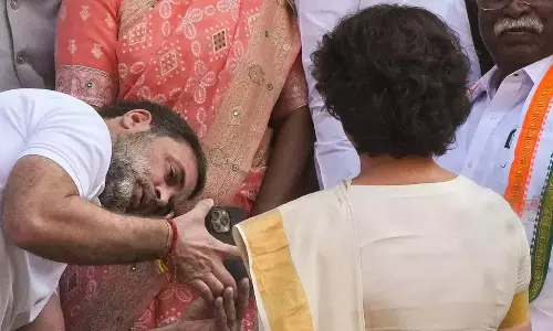 Delhi: संविधान की प्रति हाथ में लेकर प्रियंका ने ली सांसद पद की शपथ Delhi: संविधान की प्रति हाथ में लेकर प्रियंका ने ली सांसद पद की शपथ