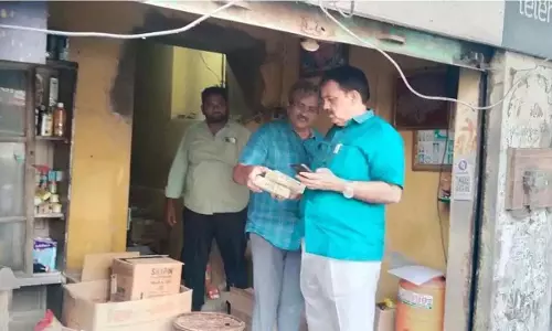 Andhra Pradesh: अधिकारियों ने एक्सपायर हो चुके खाद्य पदार्थ जब्त किए