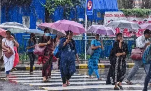 ऑफिस जाने वाले लोग रेनकोट ले: Chennai के तिरुवल्लूर में मध्यम बारिश
