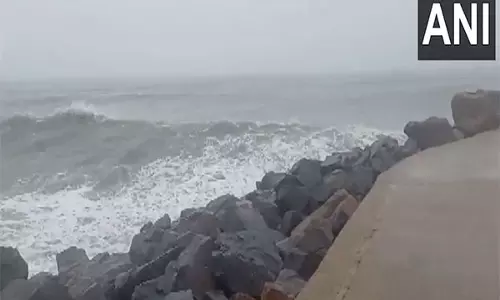 बंगाल की खाड़ी के ऊपर गहरे दबाव के चलते Chennai में ज्वार-भाटा और तेज़ हवाएँ चल रही