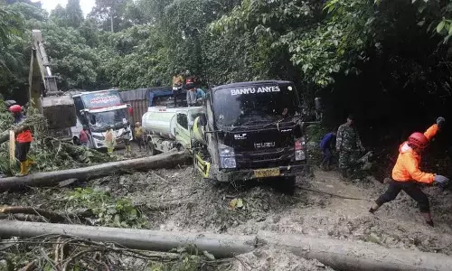 Indonesia के सुमात्रा द्वीप में बारिश के कारण भूस्खलन से पर्यटक बस की मौत Indonesia के सुमात्रा द्वीप में बारिश के कारण भूस्खलन से पर्यटक बस की मौत