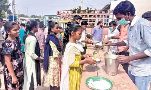 मगनूर ZPHS के मेनू में उदासीनता, लापरवाही और कीड़े