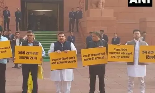 दिल्ली में बिगड़ती कानून व्यवस्था का आरोप लगाते हुए AAP ने संसद परिसर में प्रदर्शन किया