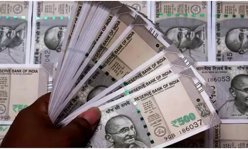 सड़क किनारे अखबार में लिपटे 2.50 लाख.. जो चूक गया उसके हवाले कर दिया