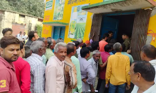 Pratapgarh: बोआई के समय समितियों पर खाद के लिए भटक रहे किसान Pratapgarh: बोआई के समय समितियों पर खाद के लिए भटक रहे किसान