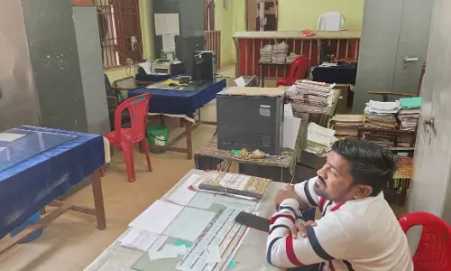 समय में दफ्तर नही पहुंच रहे कर्मचारी, आम जनता परेशान समय में दफ्तर नही पहुंच रहे कर्मचारी, आम जनता परेशान