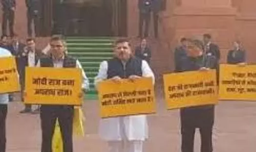New Delhi: AAP सांसदों ने बिगड़ती क़ानून व्यवस्था के मुद्दे पर किया प्रदर्शन New Delhi: AAP सांसदों ने बिगड़ती क़ानून व्यवस्था के मुद्दे पर किया प्रदर्शन