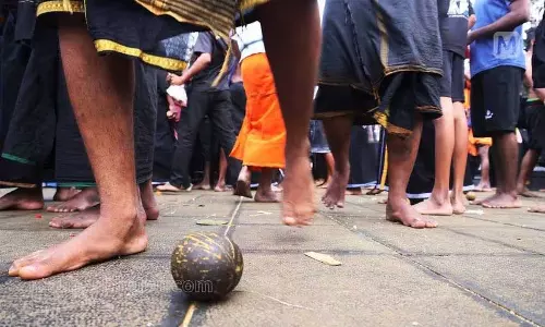 Kerala :   मलिकप्पुरम में नारियल फोड़ना और हल्दी छिड़कना कोई अनुष्ठान नहीं