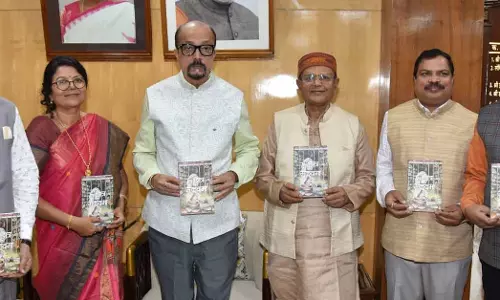 राज्यपाल रमेन डेका ने ‘एक छात्र का मुकदमा‘ पुस्तक का किया विमोचन राज्यपाल रमेन डेका ने ‘एक छात्र का मुकदमा‘ पुस्तक का किया विमोचन