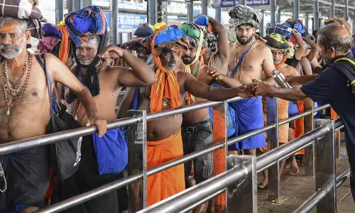 Kerala: मलिकप्पुरम में हल्दी पाउडर छिड़कना, नारियल रोल करना परंपरा नहीं; HC ने TDB को सलाह जारी करने के दिए निर्देश Kerala: मलिकप्पुरम में हल्दी पाउडर छिड़कना, नारियल रोल करना परंपरा नहीं; HC ने TDB को सलाह जारी करने के दिए निर्देश
