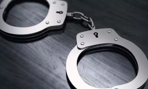 Mumbai: एंटी-नारकोटिक्स सेल ने 70 लाख रुपये की एमडी ड्रग्स जब्त की Mumbai: एंटी-नारकोटिक्स सेल ने 70 लाख रुपये की एमडी ड्रग्स जब्त की