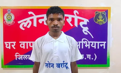 नक्सल कमांडर ने डाला हथियार नक्सल कमांडर ने डाला हथियार